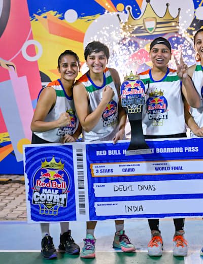 Die Delhi Divas posieren für ein Porträt nach ihrem Sieg beim Red Bull Half Court 2022 Damenfinale in Chandigarh, Indien.