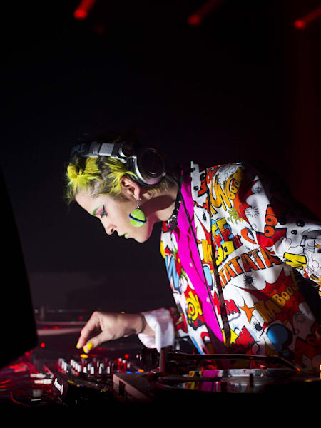 Brooke Powers actúa durante el Dark Mofo Festival en Hobart, Australia.