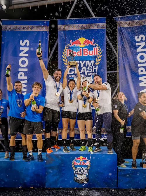 Οι νικητές πανηγυρίζουν στο βάθρο μετά τον τελικό του Red Bull Gym Clash World Final στην Αθήνα, στις 4 Οκτωβρίου 2025.