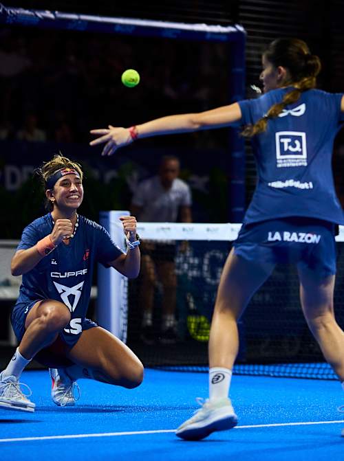 Beatriz González celebrates a thrilling victory at the Premier Padel GNP Major Acapulco in Mexico on November 30, 2025, showcasing Red Bull's dynamic spirit on the court