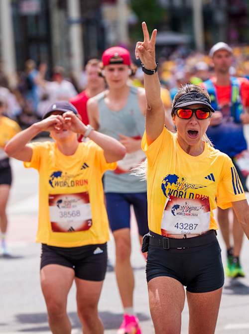 Die Teilnehmer:innen des Wings for Life World Run 2024 in Wien, Österreich, strahlen Energie und Begeisterung aus und zeigen Entschlossenheit für einen guten Zweck.