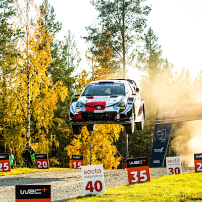 La voiture du pilote Elfyn Evans et de son copilote and Scott Martin saute sur le parcours du Rallye de Finlande, manche du championnat WRC 2021 à Jyväskylä.