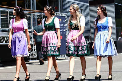 Le signorine della griglia sono pregate di accomodarsi all'uscita