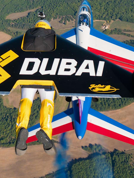 Fred Fugen in armonie perfecta cu un Alpha Jet din echipa acrobatica Patrouille de France.