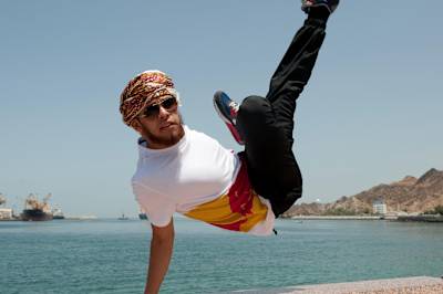 Lilou réalise un mouvement de breakdance.