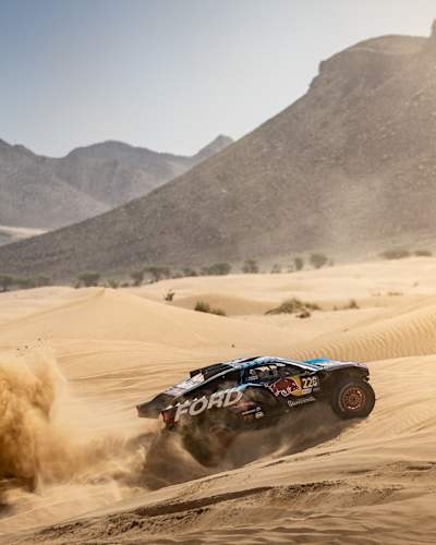 Ekström na Rally Du Maroc 2024 pełnym gazem przez wydmy swoim Fordem 