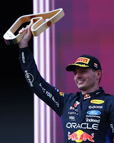 Max Verstappen, de los Países Bajos, que ha quedado segundo con el equipo Oracle Red Bull Racing, levanta su trofeo en el podio durante el Gran Premio de Fórmula 1 de Austria en el Red Bull Ring. 