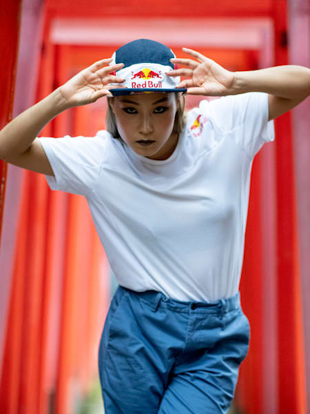 일본 레드불 댄서 투어에서 포즈를 취하고 있는 다시