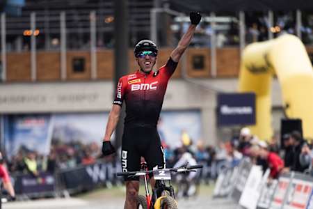 Le Français Jordan Sarrou termine onzième de la Coupe du monde UCI de VTT cross-country 2023 à Leogang, en Autriche. Malgré ce résultat mitigé, il prend la tête de la Coupe du monde 2023 !  