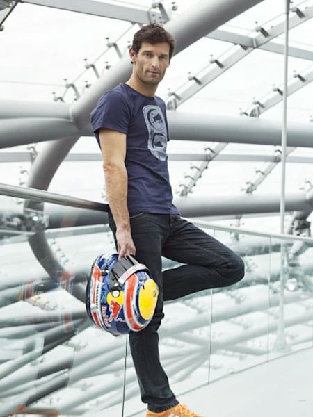 Mark Webber posiert in Red Bulls Hangar-7 Komplex in Salzburg, Österreich.