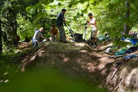 Les shapers construisent une piste de VTT.