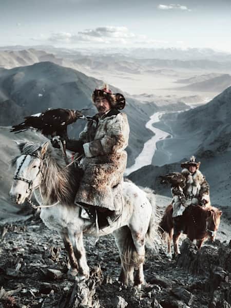Cacciatori di etnia kazaka con aquile reali, Mongolia, tribù remote
