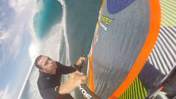 Le windsurfeur Jason Polakow sur la vague mythique de Cloudbreak.