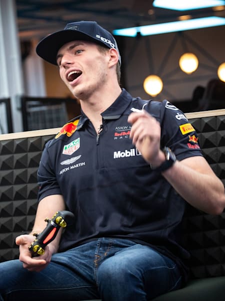 El campeón del mundo de Fórmula 1, Max Verstappen, y Hashtag Ryan durante un evento de Red Bull. Te presentamos los mejores juegos cooperativos de sofá para PlayStation 5.
