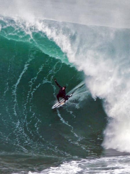 El surfista español Natxo González se enfrenta a una ola gigante en la costa de Irlanda.