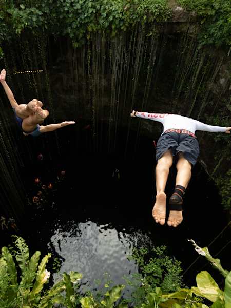 Paredes und Duque springen in die Cenote Ik Kil