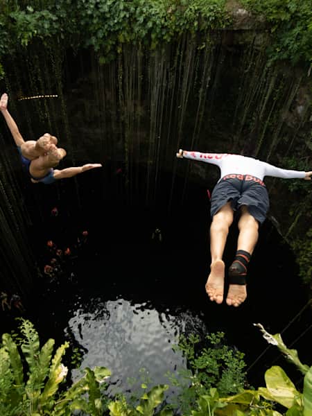 Jonathan Paredes y Orlando Duque saltando en el Cenote Ik Kil en Yucatán, México durante su viaje de cliff diving.