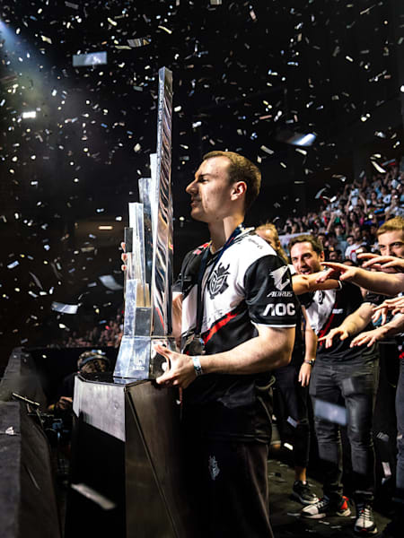 A picture of G2 winning the LEC trophy in 2019