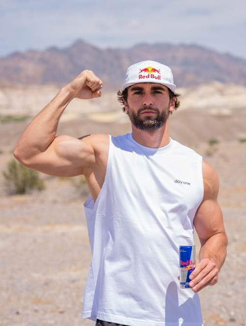 Ultraläufer Arda Saatçi posiert für ein Foto im Death Valley, Kalifornien, bevor er versucht, 600 km in nur vier Tagen zu laufen. 