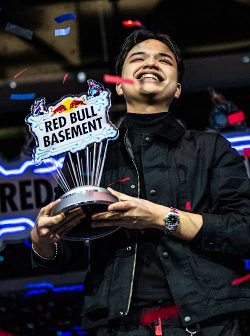 Soi Gamayon feirer seieren med AGRICONNECT i verdensfinalen av Red Bull Basement i Tokyo, Japan, den 5. desember 2024