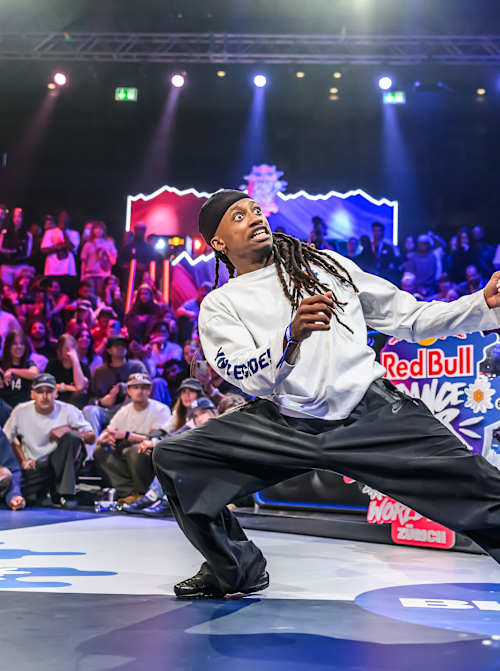 Pakissi aus der Schweiz sorgt beim Red Bull Dance Your Style-Vorfinale 1 im Schiffbau in Zürich im Vorfeld des Weltfinales 2026 am 21. Oktober für jede Menge Energie