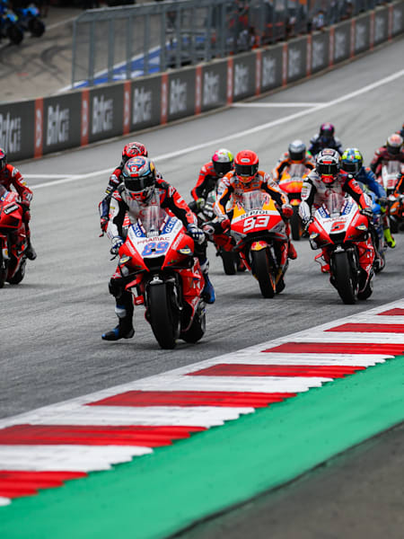 Stawka MotoGP po starcie wyścigu o GP Austrii na torze Red Bull Ring w sezonie 2021