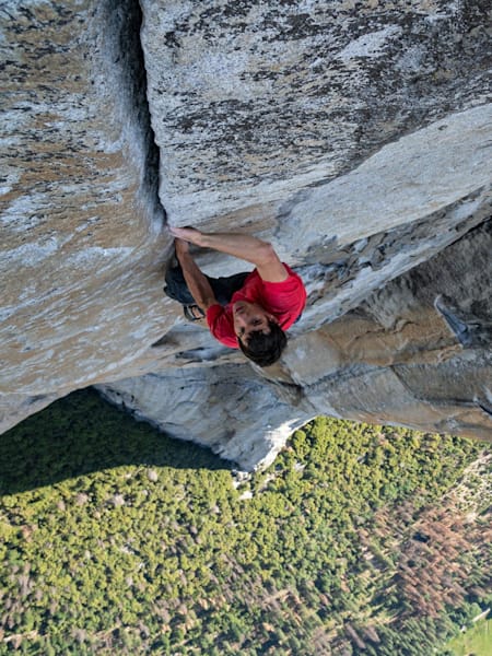 Алекс Хоннольд на маршруте в фильме Free Solo.