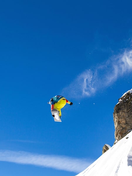 Un snowboarder despega durante una etapa del Swatch Freeride World Tour 2013.