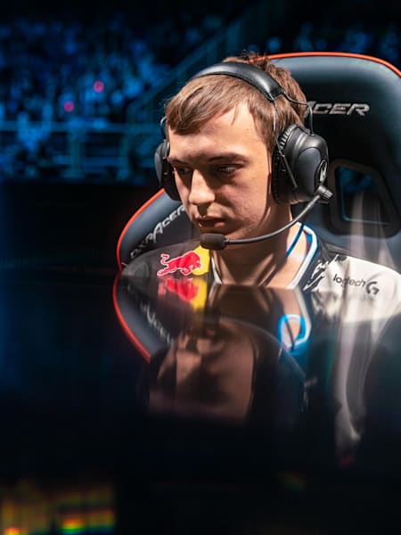 Caps playing during the LEC summer final