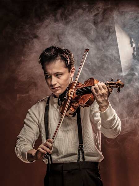 Swedish-Norwegian violinist Johan Dalene plays the violin.