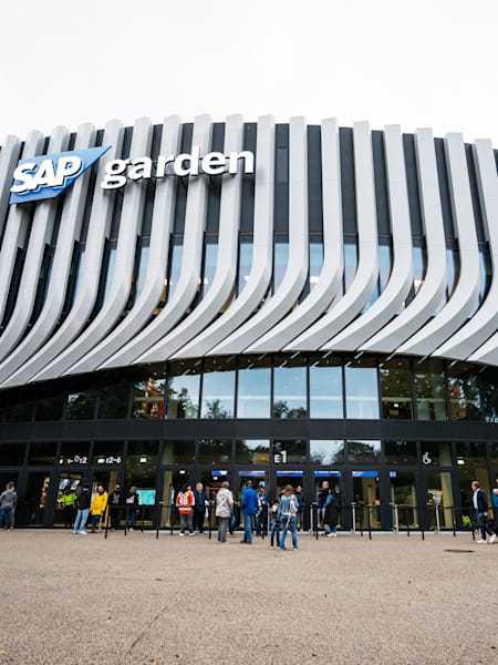 Der SAP Garden vor dem Opening Game zwischen Red Bull München und den Buffalo Sabres in der Außenansicht.