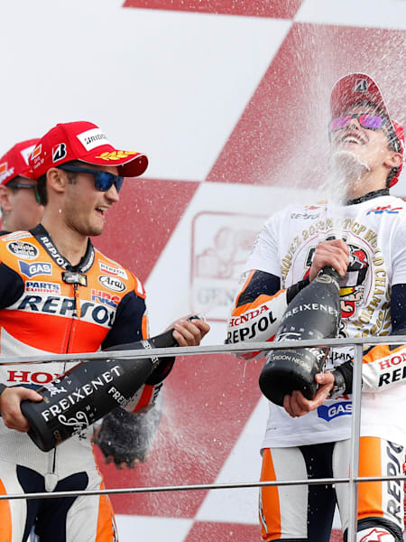 Los pilotos Marc Márquez y Dani Pedrosa, en el podio de un Gran Premio de MotoGP.