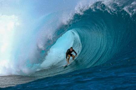 Natxo González in Teahupoo.