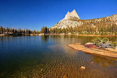 El pico Cathedral al fondo visto desde el lago Cathedral en el Parque Nacional Yosemite.