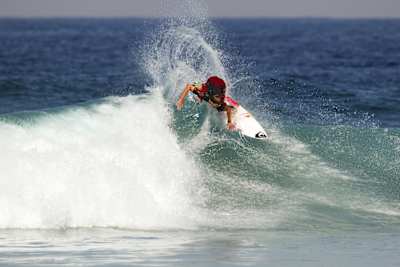 Slade Prestwich surfe une vague près de Durban, en Afrique du Sud, le 6 juin 2015.