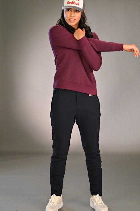 印度板球開場擊球手 Smriti Mandhana 在鍛煉前進行熱身練習。