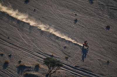 Toby Price court avec sa KTM pour Red Bull KTM Factory Team lors de l'étape du Rallye Dakar 2024 en Arabie saoudite.