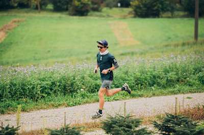 Florian Neuschwander läuft auf einem Trail in Laufen, Schweiz.