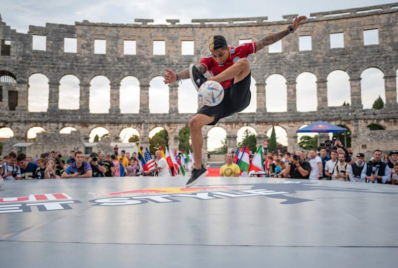 フリースタイルサッカー | Red Bull
