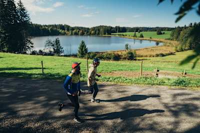 Ultrarunner Florian Neuschwander läuft mit einem Laufpartner durch die Landschaft.
