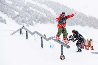 Mia Brookes mit einem Rail Slide während des Red Bull Rail Yard 2022 in Kühtai, Österreich.