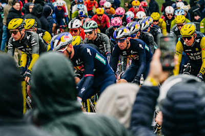 Jarrad Drizners, Mick van Dijke und Tim van Dijke von Red Bull - BORA - hansgrohe geben beim Omloop Nieuwsblad 2026 in Belgien das Tempo vor und zeigen spannende Radsport-Action