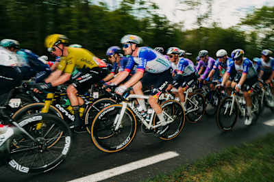 Remco Evenepoel, Nico Denz e Jan Tratnik del Red Bull – BORA – hansgrohe impegnati nella 60a Amstel Gold Race.