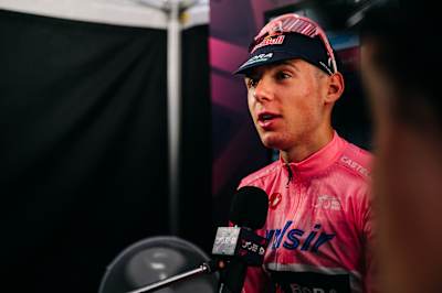 Lorenzo Finn intervistato alla fine del Giro Next Gen 2026 che ha vinto con la Red Bull Bora Hansgrohe Rookies.