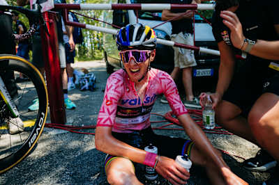 Lorenzo Finn in maglia rosa al termine di una tappa del Giro Next Gen 2026.