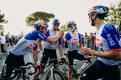 Jai Hindley, Giovanni Aleotti, Nico Denz und Ben Zwiehoff von Red Bull – BORA – hansgrohe genießen einen gemeinsamen Moment während der 21. Etappe des 109. Giro d’Italia in Italien am 31. Mai 2026