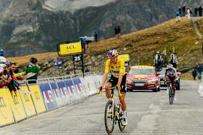 Lorenzo Finn al traguardo di una delle tappe in salita del Tour de l'Avenir 2026 che ha dominato sia a cronometro che in montagna. 