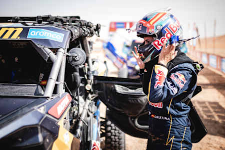 Cristina Gutiérrez (ESP), del Red Bull Can-Am Factory Team, en la línea de meta de la etapa 12 del Rally Dakar 2023 desde Empty Quarter hasta Shaybah, Arabia Saudí, el 13 de enero de 2023. 