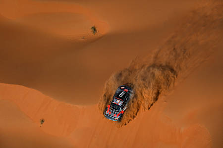 Carlos Sainz y Lucas Cruz en su Audi RS Q e-tron E2, del equipo Audi Sport, durante la etapa 6 «48 Horas Crono» del Dakar 2024 en Subaytah, Arabia Saudita, del 11 al 12 de enero de 2024.