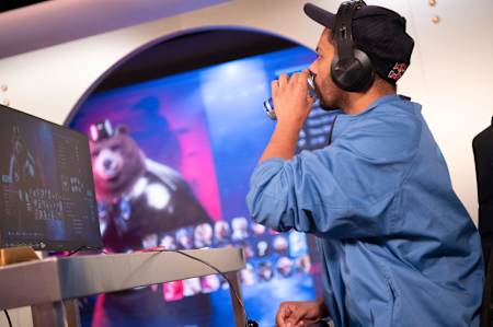 Arslan 'Ash' Siddique joue à un match sur Tekken lors de la Red Bull Gaming Sphere de Londres.